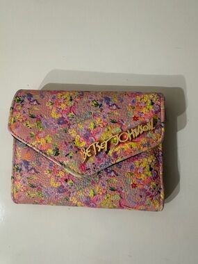 BETSEY JOHNSON RETRO FLORAL TRI-FOLD HEART WINDOW WALLET